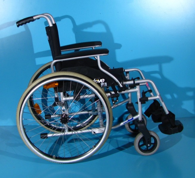 Scaun cu rotile  Drive - latime sezut 45 cm