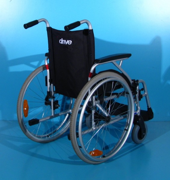 Scaun cu rotile din aluminiu Drive latime sezut 42 cm