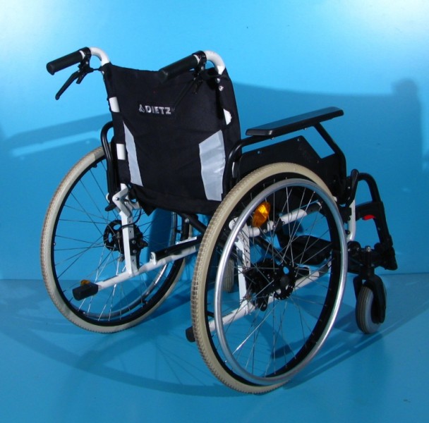 Scaun cu rotile -Dietz   latime sezut 48 cm