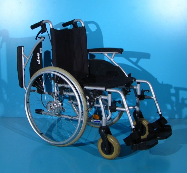 Scaun cu rotile - Drive   latime sezut 42 cm
