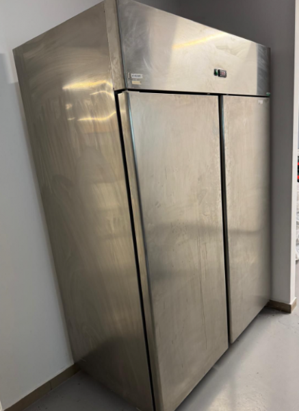 HORECA BUCURESTI – OFERTA SPECIALA ECHIPAMENTE PUTIN FOLOSITE :  • FRIGIDER / DOSPITOR / SPALATOR INOX CU 2 CUVE / MALAXOR / RASTEL / HOTA INOX / MASA DE LUCRU / FELIATOR / FIERBATOR OREZ