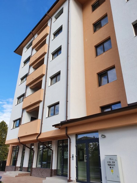 Spatiu comercial parter de inchiriat - 73 mp - 600 €/lună - Showroom Bloc DC5, Ramnicu Valcea