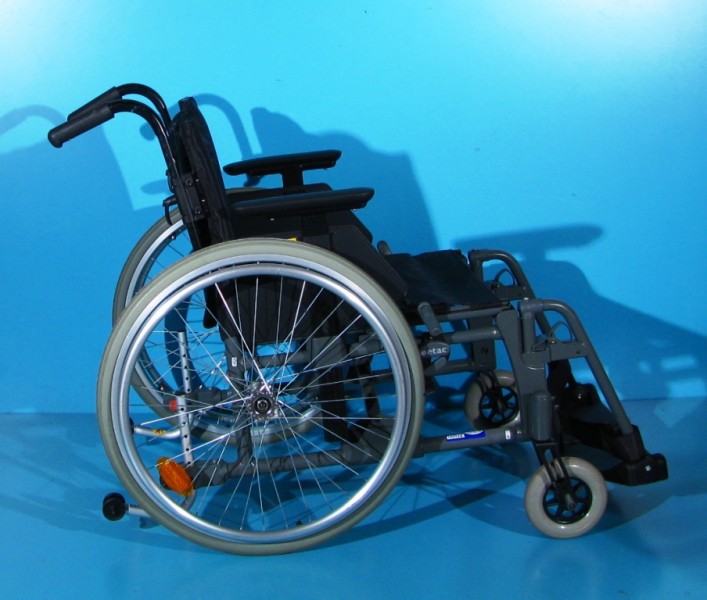 Scaun cu rotile - Etac   latime sezut 47 cm