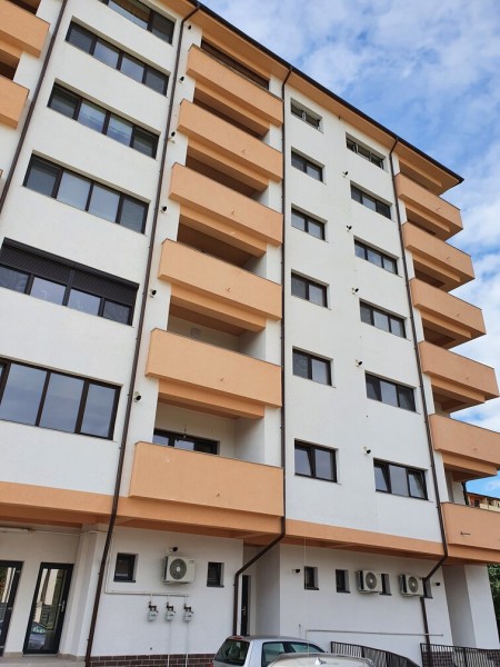 Spatiu comercial parter de inchiriat - 73 mp - 600 €/lună - Showroom Bloc DC5, Ramnicu Valcea