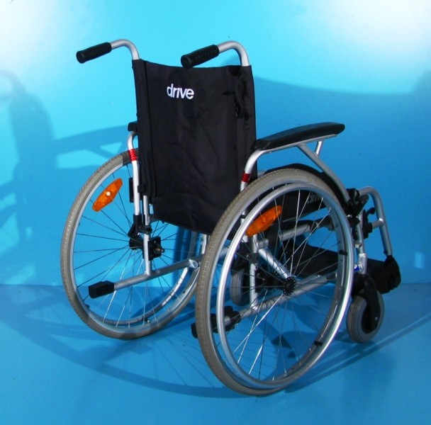 Scaun cu rotile din aluminiu Drive - latime sezut 45 cm