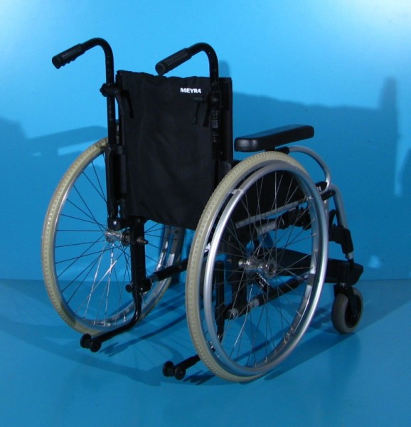 Scaun cu rotile  Meyra   latime sezut 38 cm