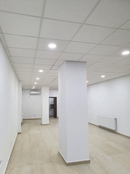 Spatiu comercial parter de inchiriat - 73 mp - 600 €/lună - Showroom Bloc DC5, Ramnicu Valcea