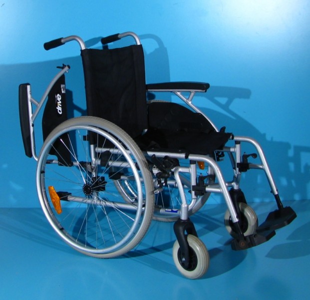 Scaun cu rotile Drive   latime sezut 45 cm