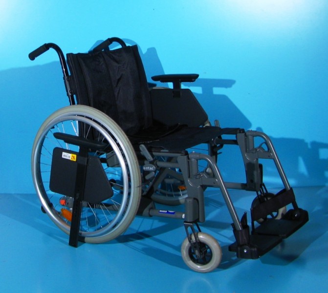 Scaun cu rotile - Etac   latime sezut 47 cm