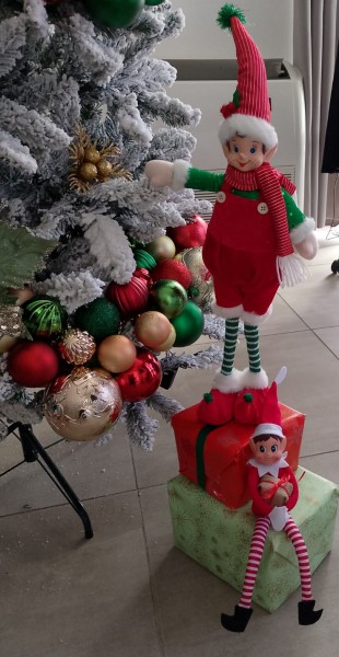 Brad artificial de Craciun impodobit