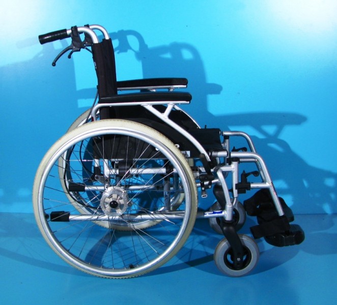 Scaun cu rotile Drive - latime sezut 45 cm