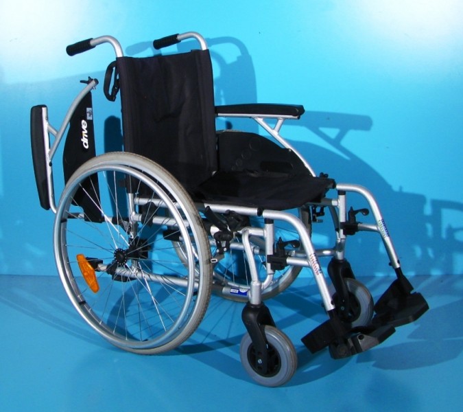 Scaun cu rotile din aluminiu Drive - latime sezut 45 cm