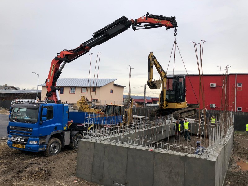 Inchiriez camion cu macara pk72000