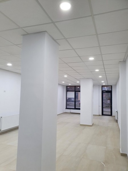 Spatiu comercial parter de inchiriat - 73 mp - 600 €/lună - Showroom Bloc DC5, Ramnicu Valcea