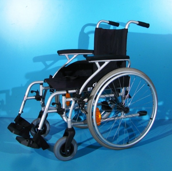 Scaun cu rotile din aluminiu Drive - latime sezut 45 cm