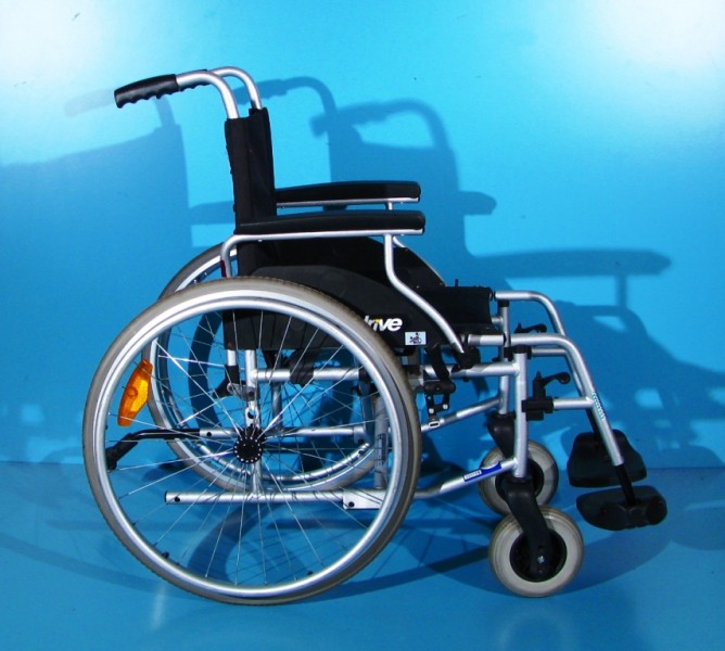 Scaun cu rotile  Drive - latime sezut 45 cm