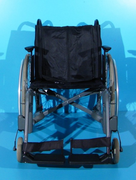 Scaun cu rotile - Etac   latime sezut 47 cm
