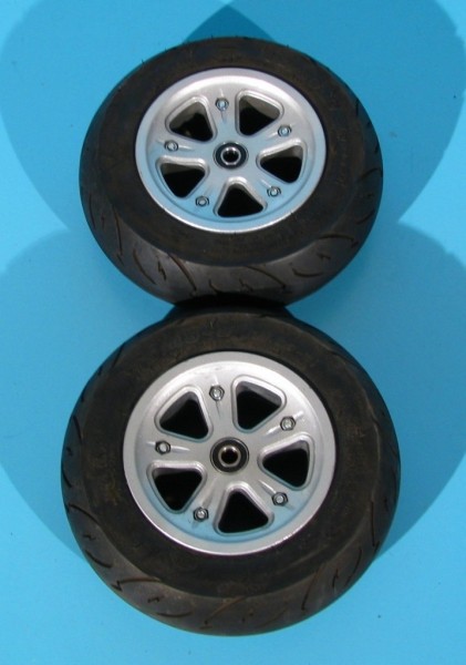 Roata originala cu cauciuc si camera 75/85-5 (3.00-5) - set