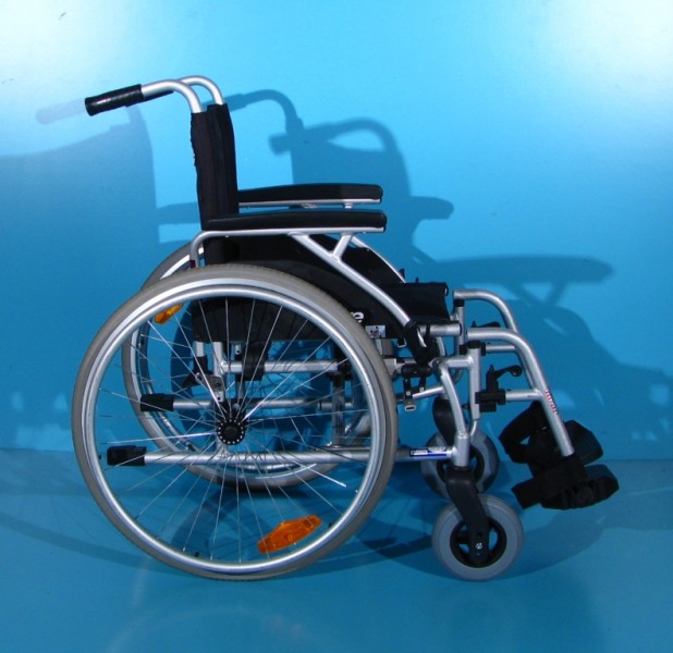 Scaun cu rotile din aluminiu Drive latime sezut 42 cm