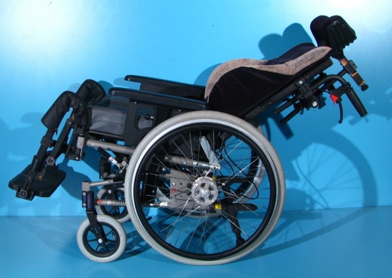 Scaun cu rotile  Netti / latime sezut 43 cm