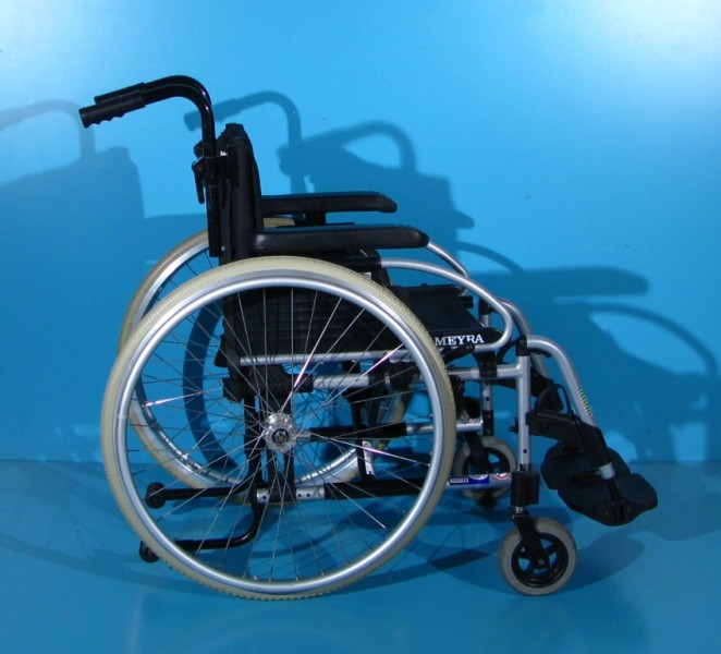 Scaun cu rotile  Meyra   latime sezut 38 cm