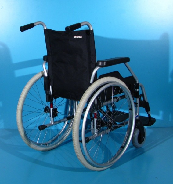 Scaun cu rotile - Meyra   latime sezut 43 cm