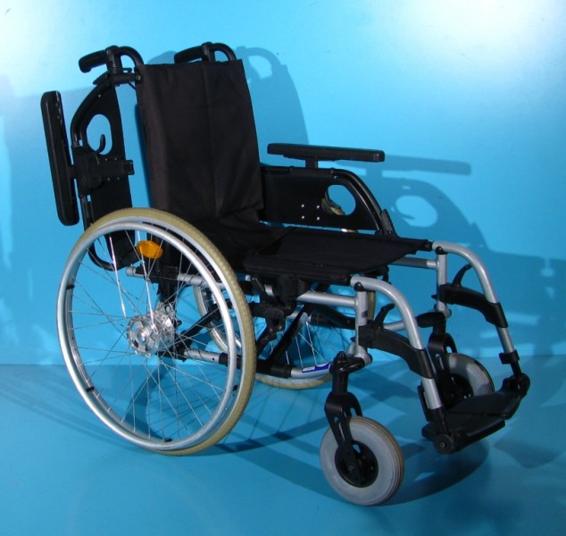 Scaun cu rotile din aluminiu  Breezy - latime sezut 43 cm