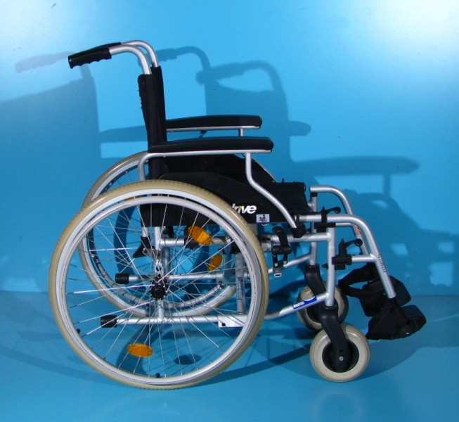 Scaun cu rotile Drive   latime sezut 42 cm