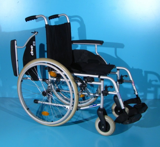 Scaun cu rotile Drive   latime sezut 42 cm