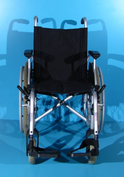 Scaun cu rotile Drive   latime sezut 42 cm