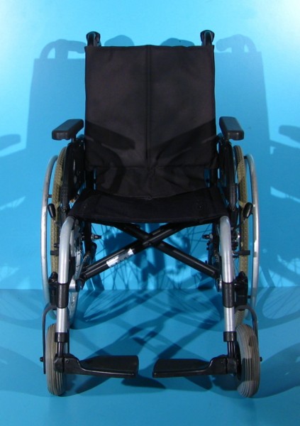 Scaun cu rotile din aluminiu  Breezy - latime sezut 43 cm