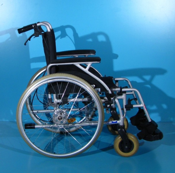 Scaun cu rotile - Drive   latime sezut 42 cm