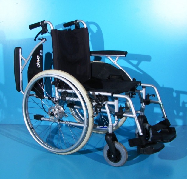 Scaun cu rotile Drive - latime sezut 45 cm