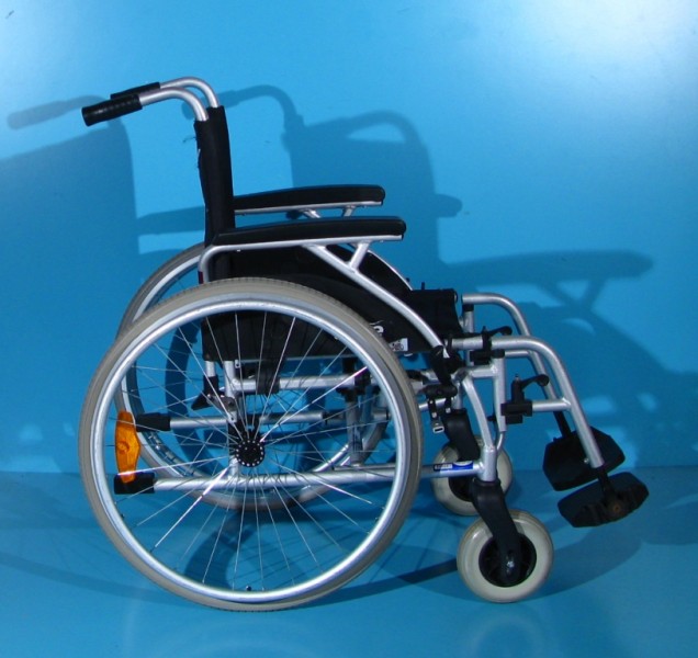 Scaun cu rotile Drive   latime sezut 45 cm