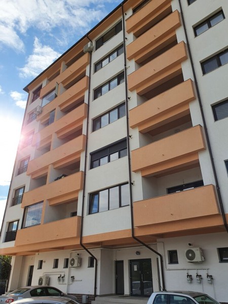 Spatiu comercial parter de inchiriat - 73 mp - 600 €/lună - Showroom Bloc DC5, Ramnicu Valcea