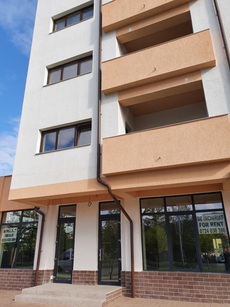 Spatiu comercial parter de inchiriat - 73 mp - 600 €/lună - Showroom Bloc DC5, Ramnicu Valcea