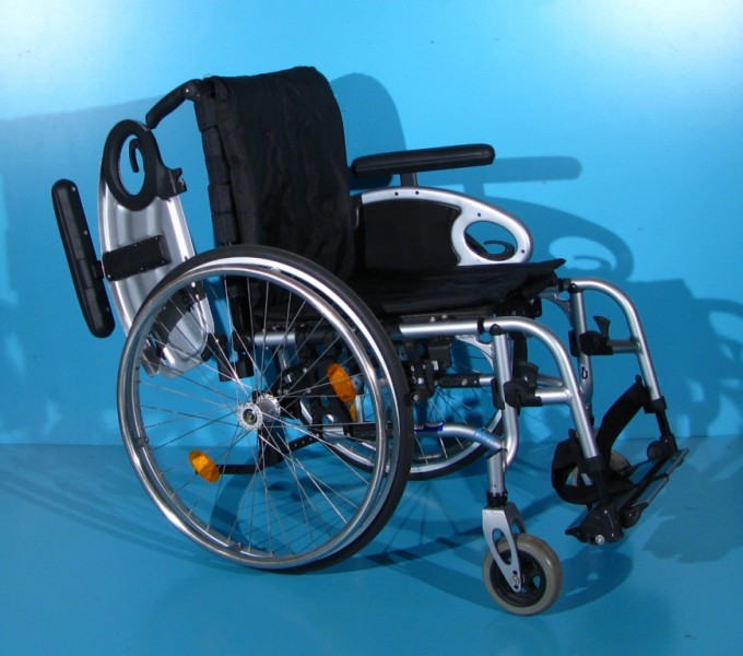 Scaun cu rotile din aluminiu semiactiv Sopur   latime sezut 43 cm