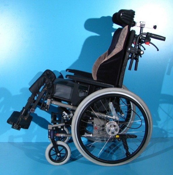 Scaun cu rotile  Netti / latime sezut 43 cm