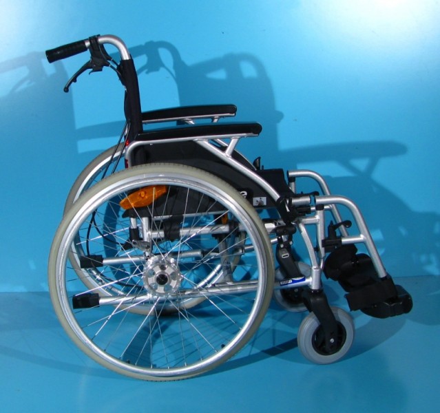 Scaun cu rotile din aluminiu  Drive - latime sezut 42 cm