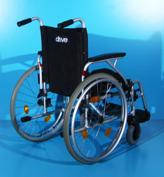 Scaun cu rotile din aluminiu  Drive - latime sezut 45 cm