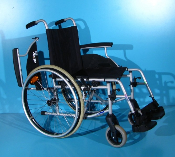 Scaun cu rotile  Drive - latime sezut 45 cm