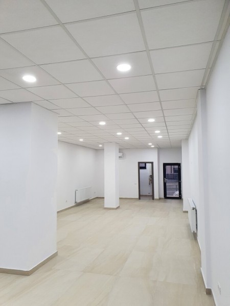 Spatiu comercial parter de inchiriat - 73 mp - 600 €/lună - Showroom Bloc DC5, Ramnicu Valcea