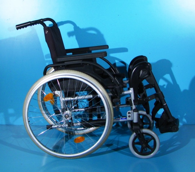 Scaun cu rotile Breezy - latime sezut 40 cm