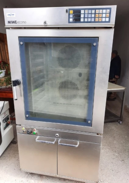 CUPTOR electric 10 TĂVI, ( Convectomat ) Model MIWE - Italia, alimentare 380 V, pentru PATISERIE , cu DOSPITOR jos pentru 5 TĂVI  