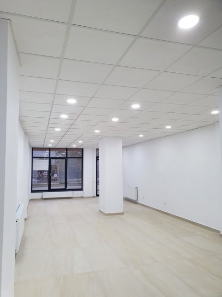 Spatiu comercial parter de inchiriat - 73 mp - 600 €/lună - Showroom Bloc DC5, Ramnicu Valcea