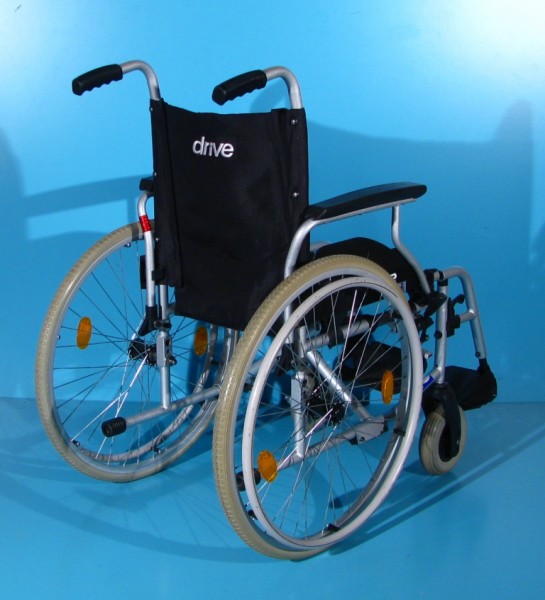 Scaun cu rotile Drive   latime sezut 42 cm