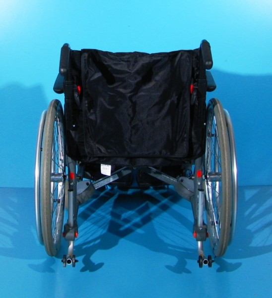 Scaun cu rotile - Etac   latime sezut 47 cm
