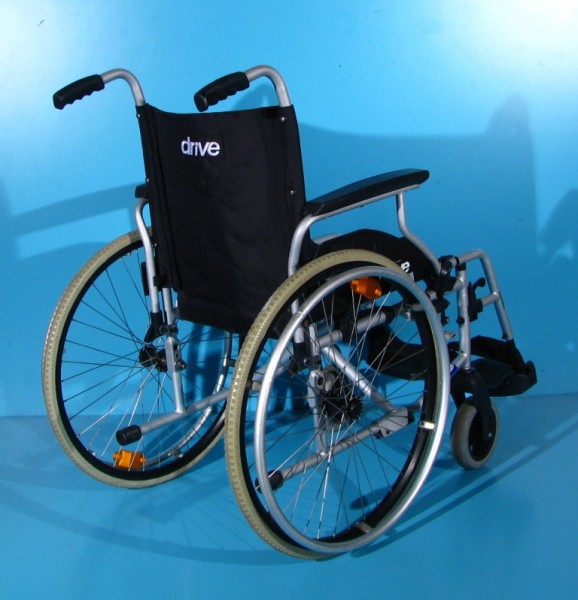 Scaun cu rotile  Drive - latime sezut 45 cm