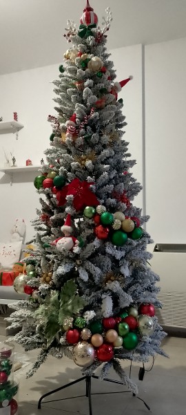 Brad artificial de Craciun impodobit