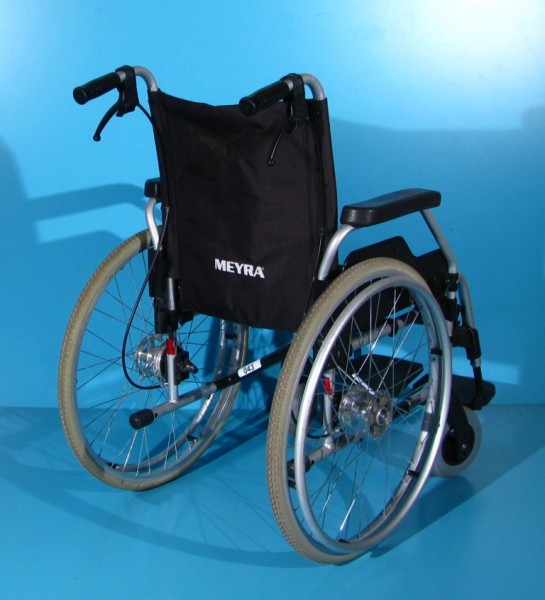 Scaun cu rotile Meyra   latime sezut 43 cm